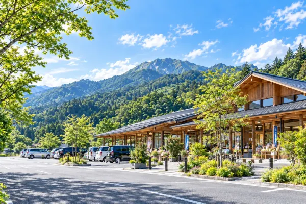 山あいにある道の駅の建物と駐車場(イメージ) 山あいにある道の駅の建物と駐車場(イメージ)